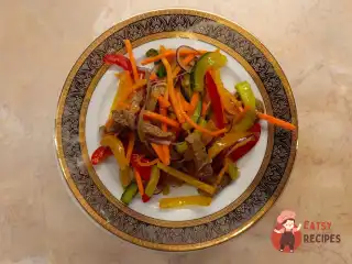 Салат з яловичиною та овочами по-азіатському