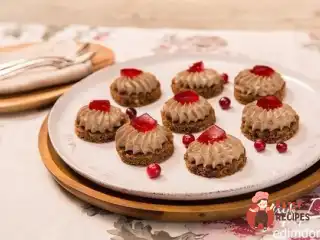 Канапе з паштетом з курячої печінки та журавлинним соусом.