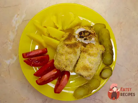 Курячі рулетики з чорносливом у духовці