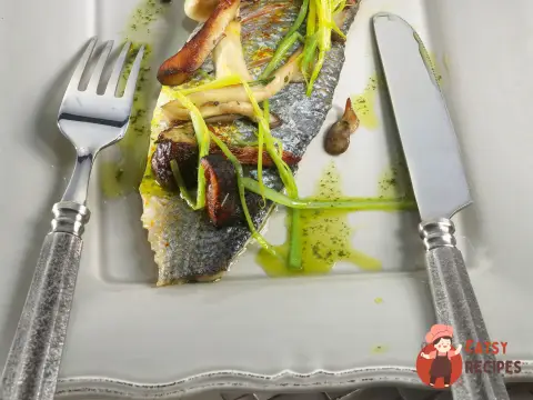 Морський окунь з грибами та порієм