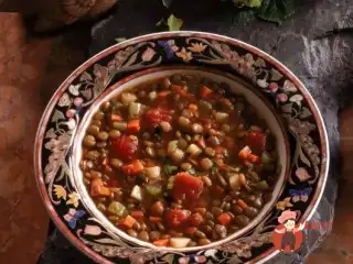 Овочевий суп з сочевицею, грибами та беконом
