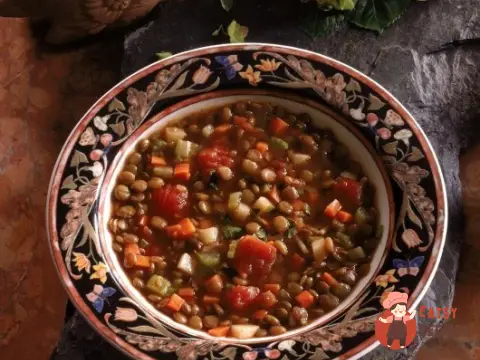 Овочевий суп з сочевицею, грибами та беконом