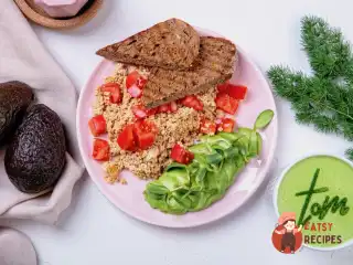 Скрембл із тофу з авокадо та томатами