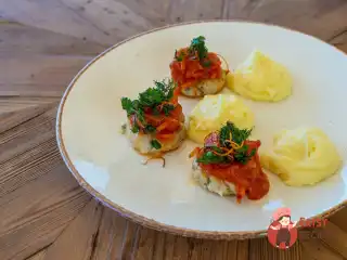 Делікатні котлетки з індички з лечо та картопляним пюре