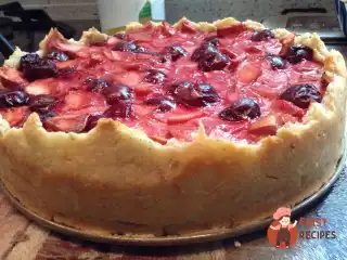 Тарт з яблуками, вишнею та марципаном