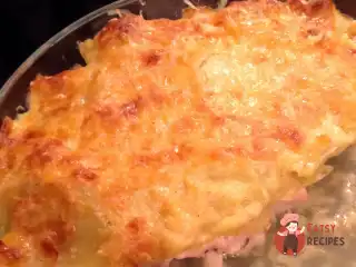 Курка з картоплею під сирним соусом із скоринкою