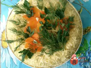 Листковий курячий салат з грибами