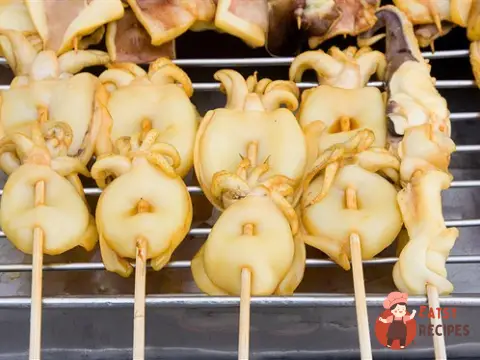 Кальмари на грилі з лимонно-каперсовим соусом та червоним перцем.