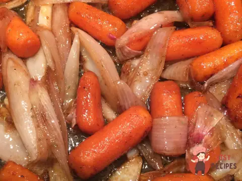 Карамелізована морква з шалотом