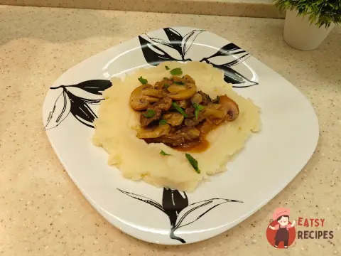 Яловичий бефстроганов із печерицями