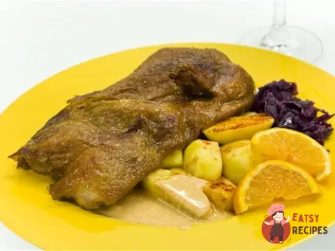 Смажена качка з картоплею та соусом