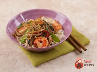 Тигрові креветки з овочами стир-фрай на яєчній локшині