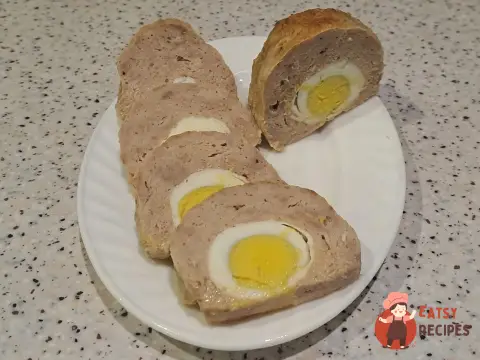 Куряче яйце запечене у свинячому фарші