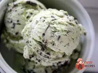 М'яте морозиво з шоколадною крихтою