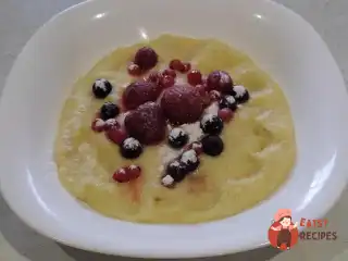 Солодка полента з ягодами