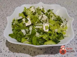 Салат зі свіжих овочів із сиром фета