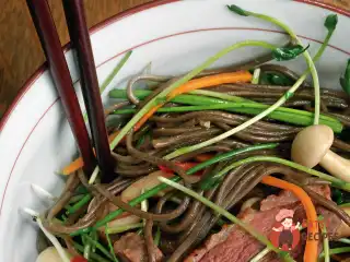 Гречана локшина з овочами, качкою та деревними грибами