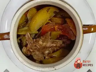 Баранина з курагою в горщику