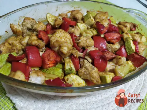 Куряче філе з помідором і кабачком