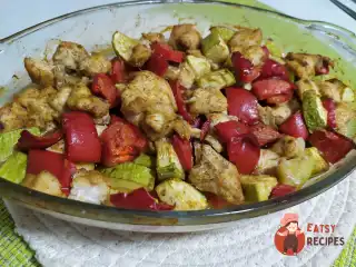 Куряче філе з помідором і кабачком