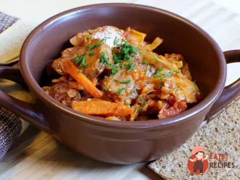 Савойська капуста з копченими ковбасками