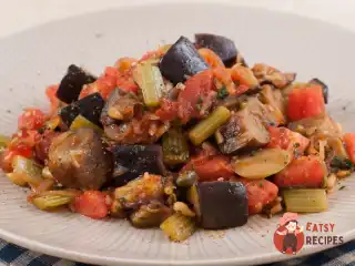 Італійська капоната зі свіжими помідорами.