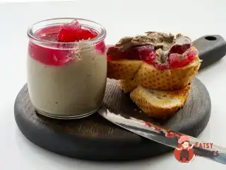 Паштет з курячої печінки з журавлинним желе