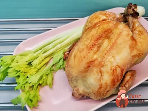 Курка, запечена цілою в духовці