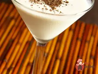 Коктейль із джину та лікеру Creme de Cacao