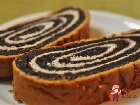 Рулет з маком та родзинками