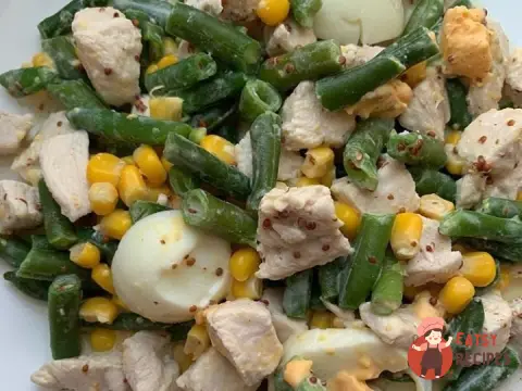 Салат з курячою грудкою та стручковою квасолею