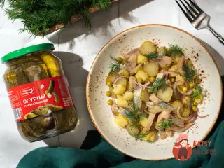 Крок 6: Салат з оселедцем і мариновані огірки