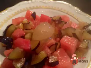 Фруктовий салат з кавуном та сливами