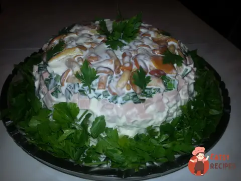 Салат з маринованими опеньками та ковбасою