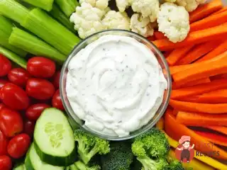 Свіжі овочі з часниковим соусом