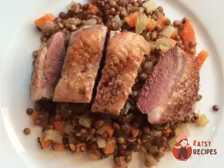 Качина грудка з сочевицею та соусом з ревеню
