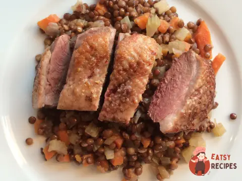Качина грудка з сочевицею та соусом з ревеню