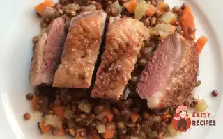 Качина Грудка З Сочевицею Та Соусом З Ревеню