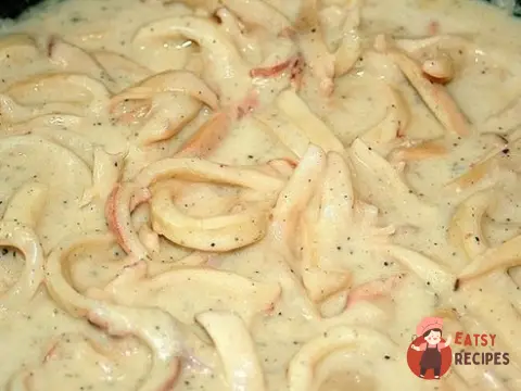 Ніжний кальмар у сметанному соусі