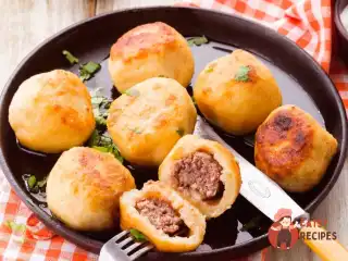 Картопляні кульки з м'ясом зі сметаною