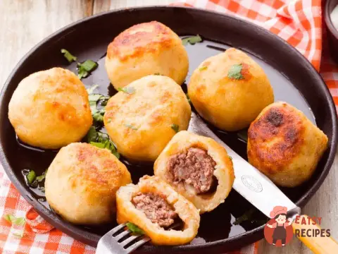 Картопляні кульки з м'ясом зі сметаною