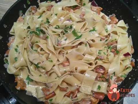 Паста з лисичками та вершковим соусом