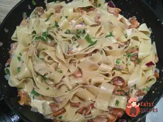 Паста з лисичками та вершковим соусом