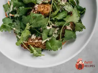 Фалафель із салатом із щавлю та капусти та соусом із хумусу