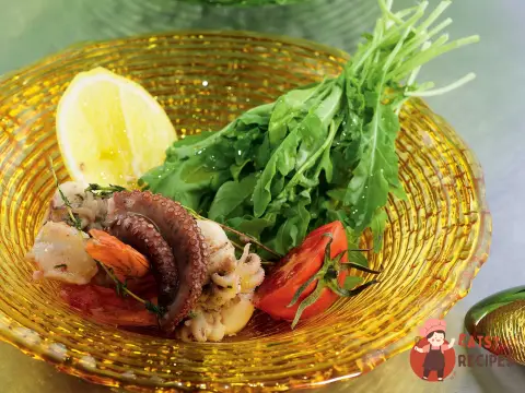 Салат з морепродуктами та руколою