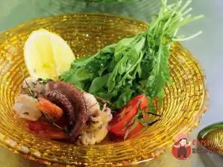 Салат з морепродуктами та руколою