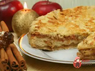 Шарлотка з горіхами та корицею