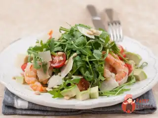 Рукола з тигровими креветками та авокадо