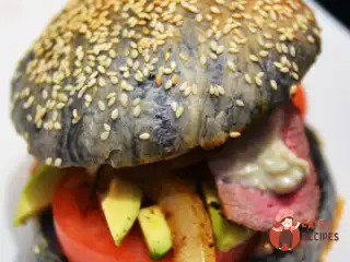 Мармуровий бургер зі стейком із мармурової яловичини та соусом із блакитного сиру