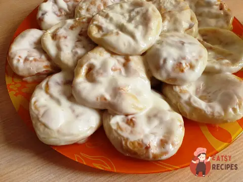 Сирні коржі зі сметанним соусом